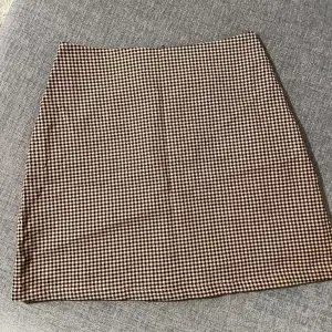 Rutig kjol från Monki  Använd 1-2 gånger  A-linje formad 