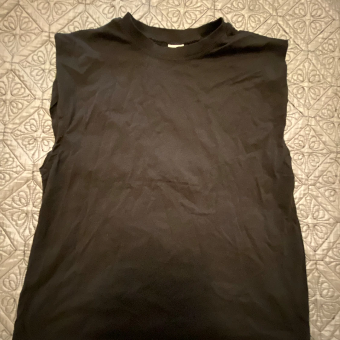 T-shirt med bar axel