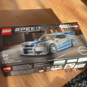 helt ny lego bil, inte öppnad!! kartongen är lite smått skadad men inget annat🫶 lego speed champions 2 Fast 2 Furious Nissan Skyline GT-R (R34)