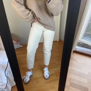 Beiga jeans - Lash beiga jeans från weekday 🥳high waist 😝 jag är vanligtvis en storlek 32 i längd på byxor men valde storlek 28 på dessa för att de skulle vara ankle length 🥰 jeansen har en mindre, knappt synbar, fläck på ena byxbenet och därav priset. Bra skick 