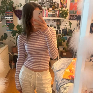 söt randig långärmad - säljer denna randiga tunna långärmade tröjan som är perfekt till våren!! den är köpt på gina tricot och aldrig använd:) köparen står för frakten!