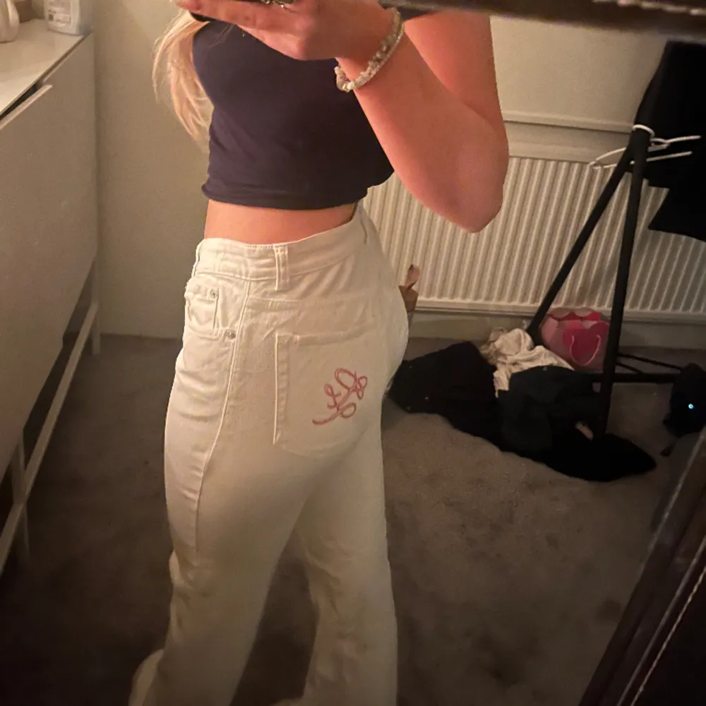 skit snygga ralph lauren jeans som tyvärr har blivit förstora, vet tyvärr inte storleken på dem men dem är förstora för mig i midjan. innerbensmåttet är 84 cm och midjemåttet är 40 cm. skriv om du är intresserad eller har frågor!. Jeans & Byxor.