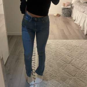 Blåa skinny jeans med slits längst ner från Nelly i storlek 36, knappt använda:) är ca 167 cm💕