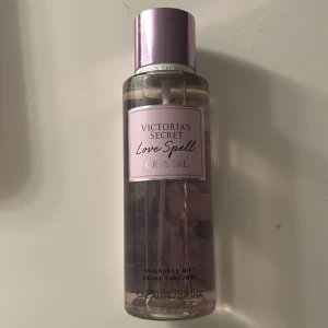 Victoria’S Secret body mist - En helt ny body mist från Victoria’ Secret som jag endast sprayat nån gång för att lukta på den. Säljer den då jag har en massa andra parfymer💕
