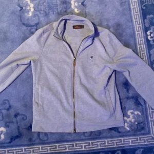 Morris full zip - Säljer nu min trendiga Morris full zip Nypris 1199kr Passar upp till 170 kanske lite mer