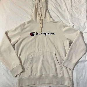 Champion Hoodie - Storlek XL. Super fin verkligen. Köparen står för frakten. Priset kan diskuteras vid snabb affär.
