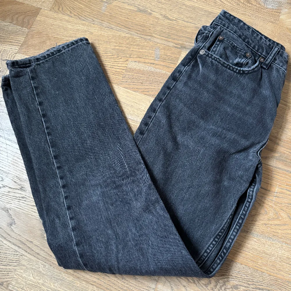 Säljer nu mina zara jeans då de ej kommer till användning!💕 Mid waist, storlek 36. Köparen står för frakten!. Jeans & Byxor.
