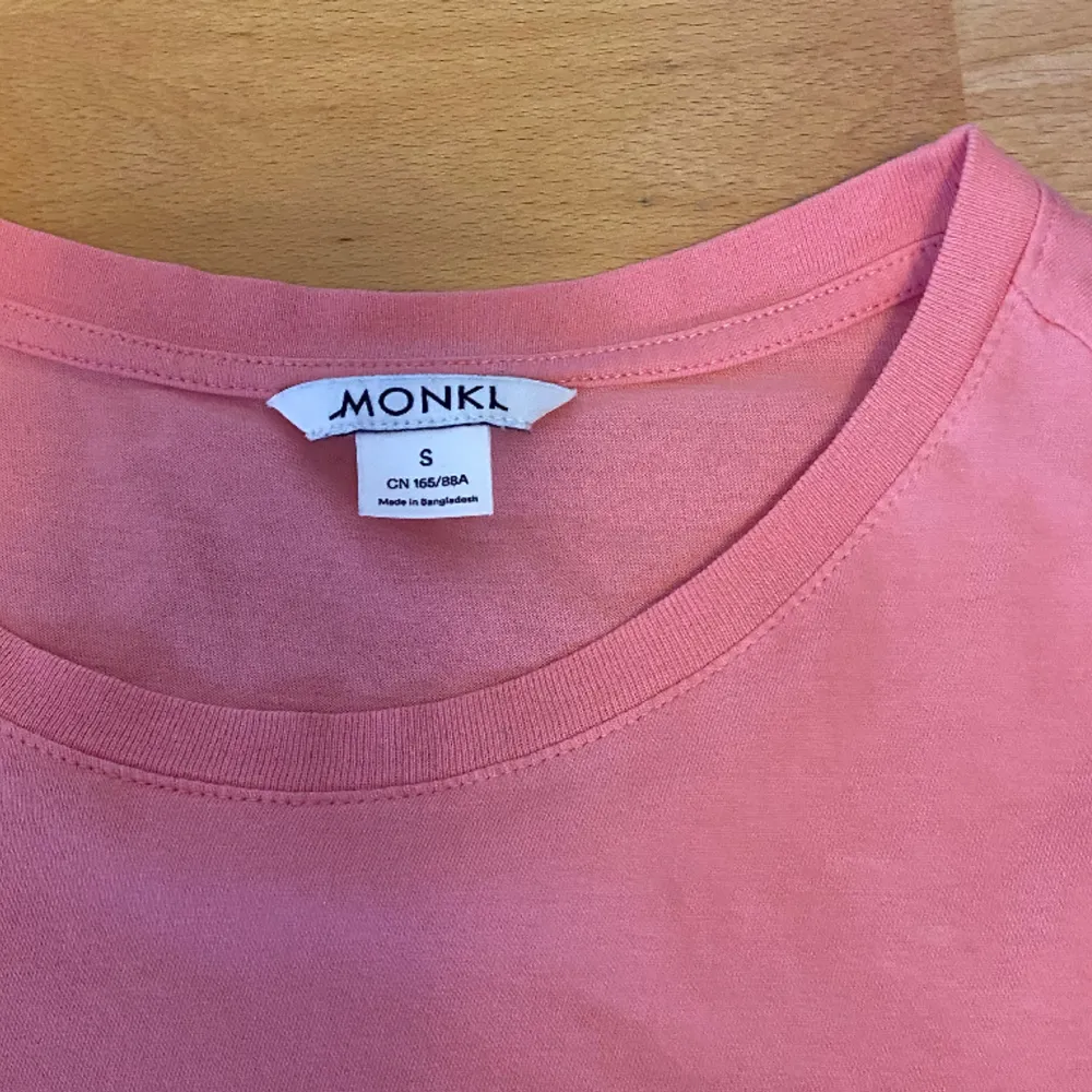 Söt rosa t-shirt i storlek S från Monki med små ”puffärmar”🌸  Fint skick, endast använd ett fåtal gånger.💓 skriv vid frågor eller funderingar!. T-shirts.