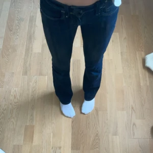 Lowaist Bootcut jeans - Säljer mina mörkblå, Lågmidjade G-star jeans med jättefina fickor! Säljer pga de börjar bli för korta💘 En liten färgfläck på vaden, men inget man tänker på💓Annars bra kvalitet! Säljer för 300kr, köpta på Plick💞Nypris är ca 1200-1500kr. Jag är 160❣️