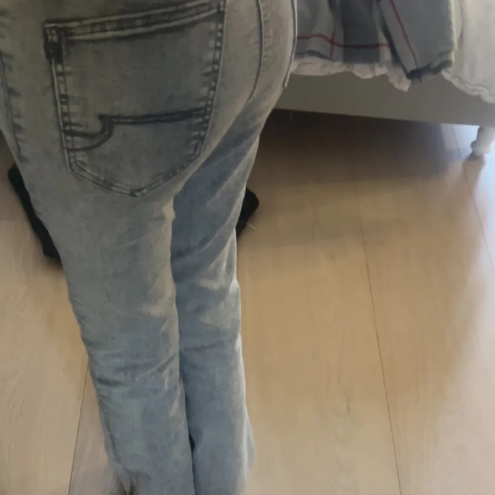 Säljer dessa jätte fina lådmidjade utsvängda jeans💓säljer på grund av att dem inte kommer till användning💐priset kan diskuteras💕inte trasiga någon stans💞. Jeans & Byxor.