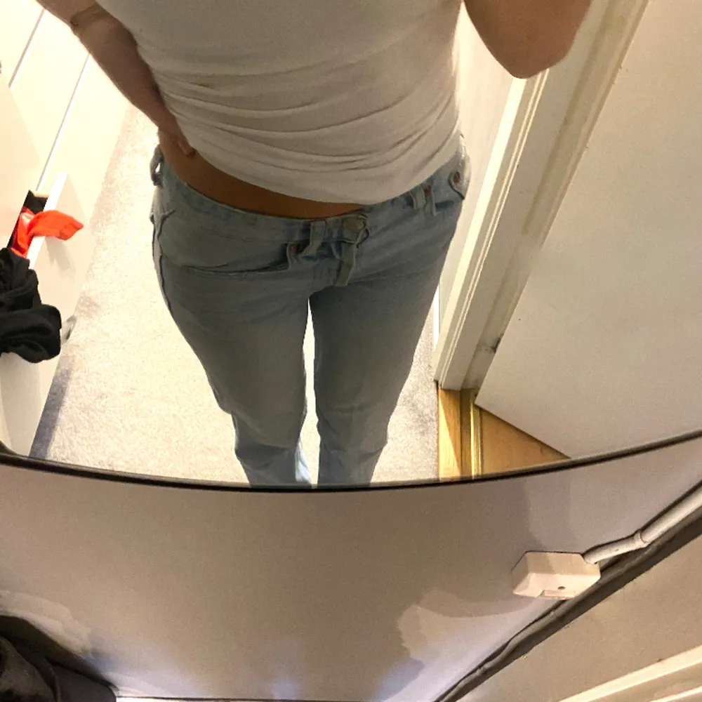 Zara Jeans i bra skick. Säljer pga storlek. Mid waist, med fyra knappar.. Jeans & Byxor.