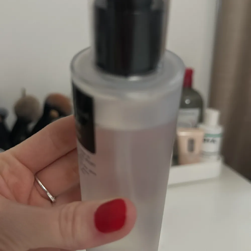Denna vätskepeeling främjar klar hud genom BHA som löser upp igentäppta porer,exfolierar döda hudceller, ger naturlig glöd och lyster samt minskar akne och pormaskar. Jag kan ej använda det pga. det är ej kompatibelt med retinolbehandling som jag har. Muu.