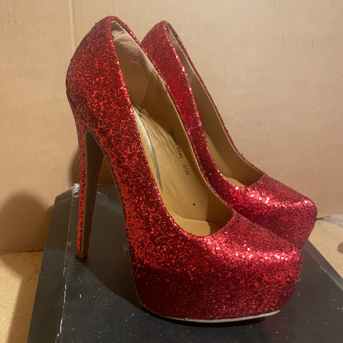 Glittriga röda klackskor - 90