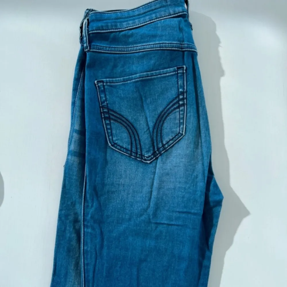 Blå jeans från Hollister i fint skick. W26 L31. . Jeans & Byxor.