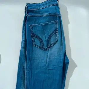 Blå jeans från Hollister i fint skick. W26 L31. 