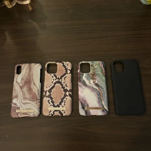 Mobilskal  - Säljer tre Ideal of Sweden skal och ett Holdit skal. Alla skalen passar på en iPhone  XS, dom tre sista skalen passar på en iPhone 11 Pro också  Skal på bild 2 - 100kr  Bild 3 - 125kr Bild 4 - 70kr Bild 5 - 100kr  Finns skador, kan skicka bild