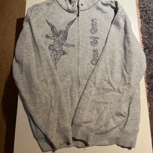 One of one hoddie  - One of one hoddie, bra skick alla rhinestones kvar  