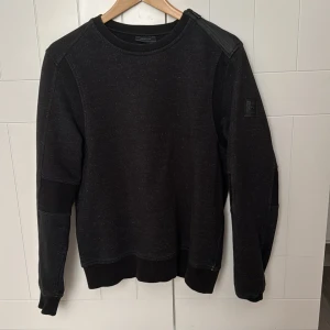 Belstaff tröja - Belstaff tröja som säljs då den är för liten för mig själv. Tröjan är gott som ny den använts fåtals gånger, tvättad 1 gång.   Nypris på tröjan är 1799kr. 