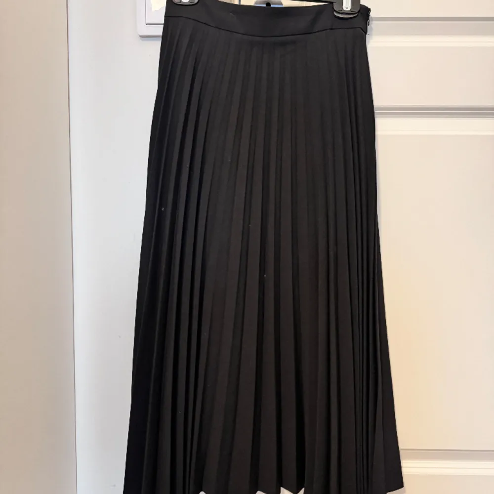 Använd 1 gång. Plisserad kjol i strl small. Färg svart. Så gott som ny. Nypris 360:-. Kjolar.
