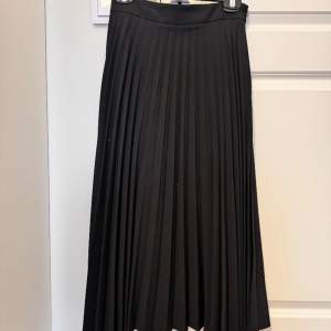 Använd 1 gång. Plisserad kjol i strl small. Färg svart. Så gott som ny. Nypris 360:-