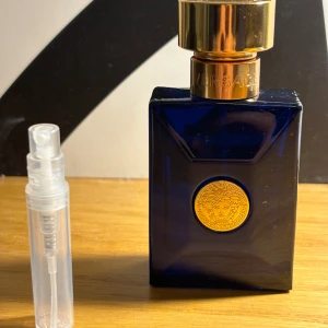 Versace Dylan Blue sample - Säljs i 2 ml. Väldigt fin sommarparfym för ungdomar med noter som citrus 🍊 🍋.