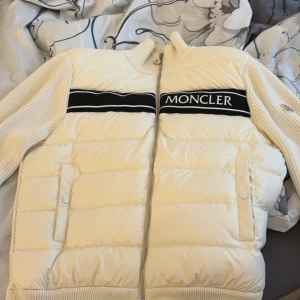 Super snygg Moncler cardigan  - En super fin Moncler cardigan endast använd en enda gång . Vill sälja den  pga att den är för stor  för mig. Storlek M
