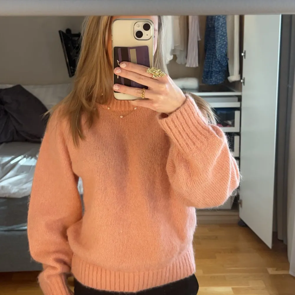 Jättefin rosa tröja från &other Stories i bra skick!. Stickat.