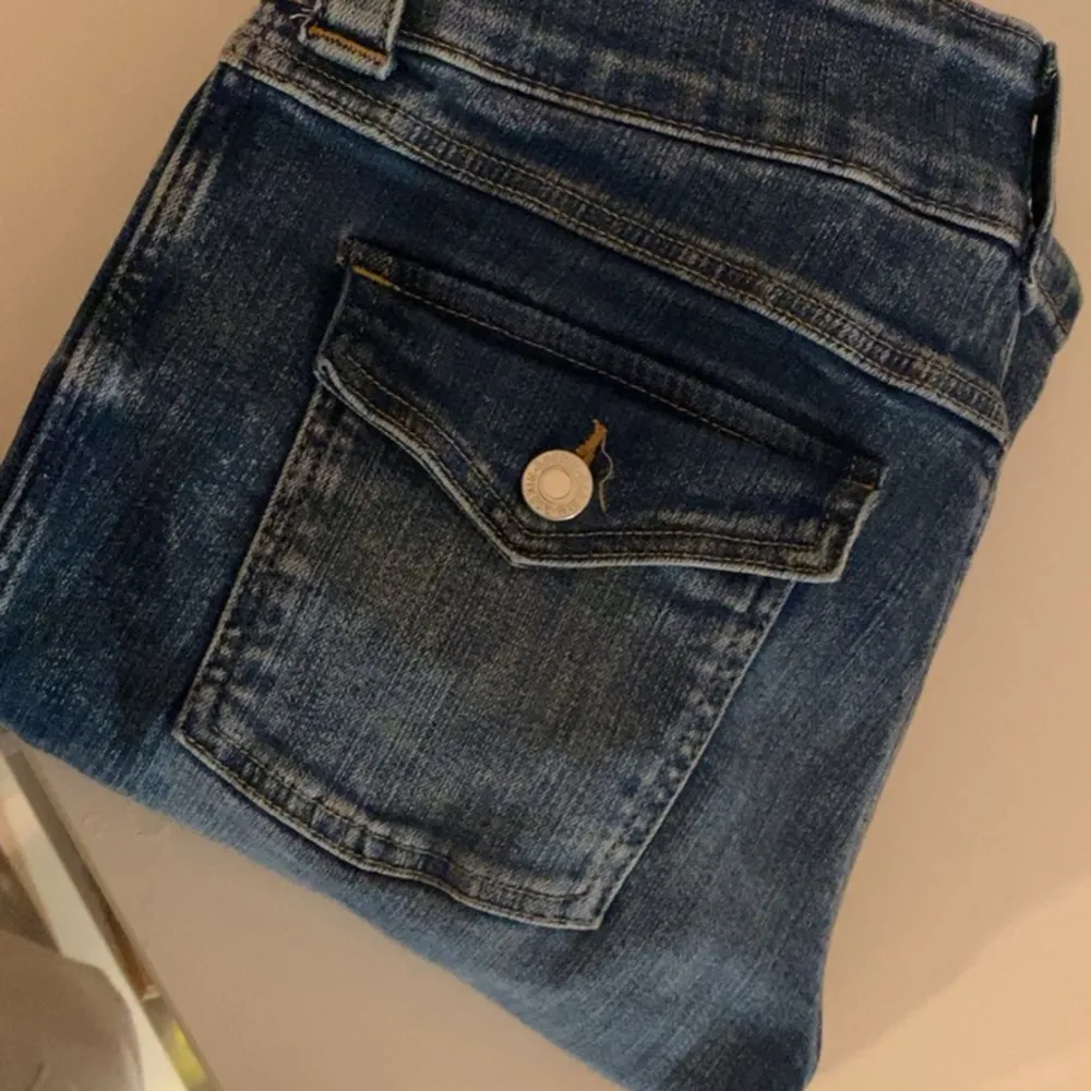 Storlek 164 ,13-14 år men vet inte exakta måttet på de.  De finns inte att köpa längre i butik eller online.. Jeans & Byxor.