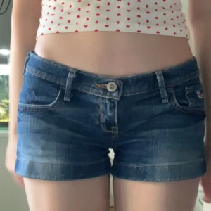 Low rise hollister shorts - Säljer mina supersnygga lowrised jeansshorts från hollister, då de inte längre är min stil. Är i size 1, passar xs-s och är stretchiga🩷
