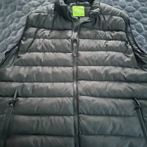 Hugo BOSS väst - En Boos väst som är använt lite.  Storlek 2XL  Endast 349kr Priset kan diskuteras självklart 