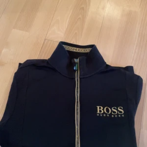 Hugo boss Tröja - Hugo boss tröja till salu som är mycket fin till den kommande våren och speciellt sommaren. Priset kan diskuteras och Stroleken är S Hör av er vid frågor👍