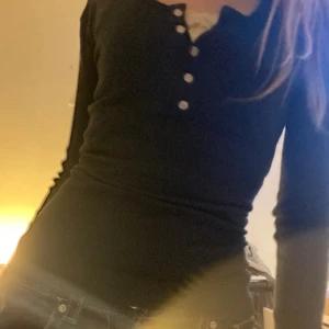 Elena gilbert tröja - Jättefin tröja från Brandy Melville som ger jättemycket Elena Gilber vibbar! Säljer eftersom den inte ritktigt är min stil längre!Aldrig använd 💓 Skriv privat om du har frågor eller vill ha flera bilder🎀 36cm rakt över💓