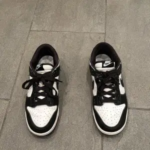 Säljer mina Nike panda dunks skor. Använda, ok skick.storlek 42 