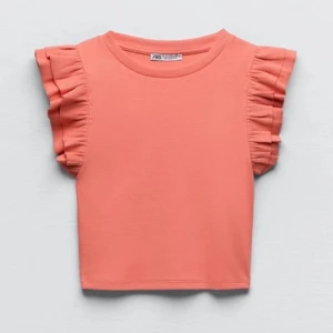 slutsåld volangtopp - säljer denna super söta volangtoppen från zara som är helt utsåld!! den är korall färgad och i storlek M men passar XS-L :) köparen står för frakten