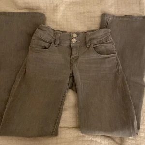  Gråa Jeans  - Jätte fina gråa jeans från Gina Tricot har nästan aldrig använt dom skriv för fler frågor Priset kan diskuteras