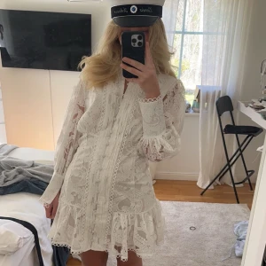 Studentklänning  - Säljer nu min studentklänning 💕 storleken är xs/s och jag är 166 cm lång, verkligen den perfekta klänningen 🥰