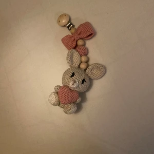 Barnvagnshänge - Barnvagnshänge med kanin, en rosett och ett hjärta 