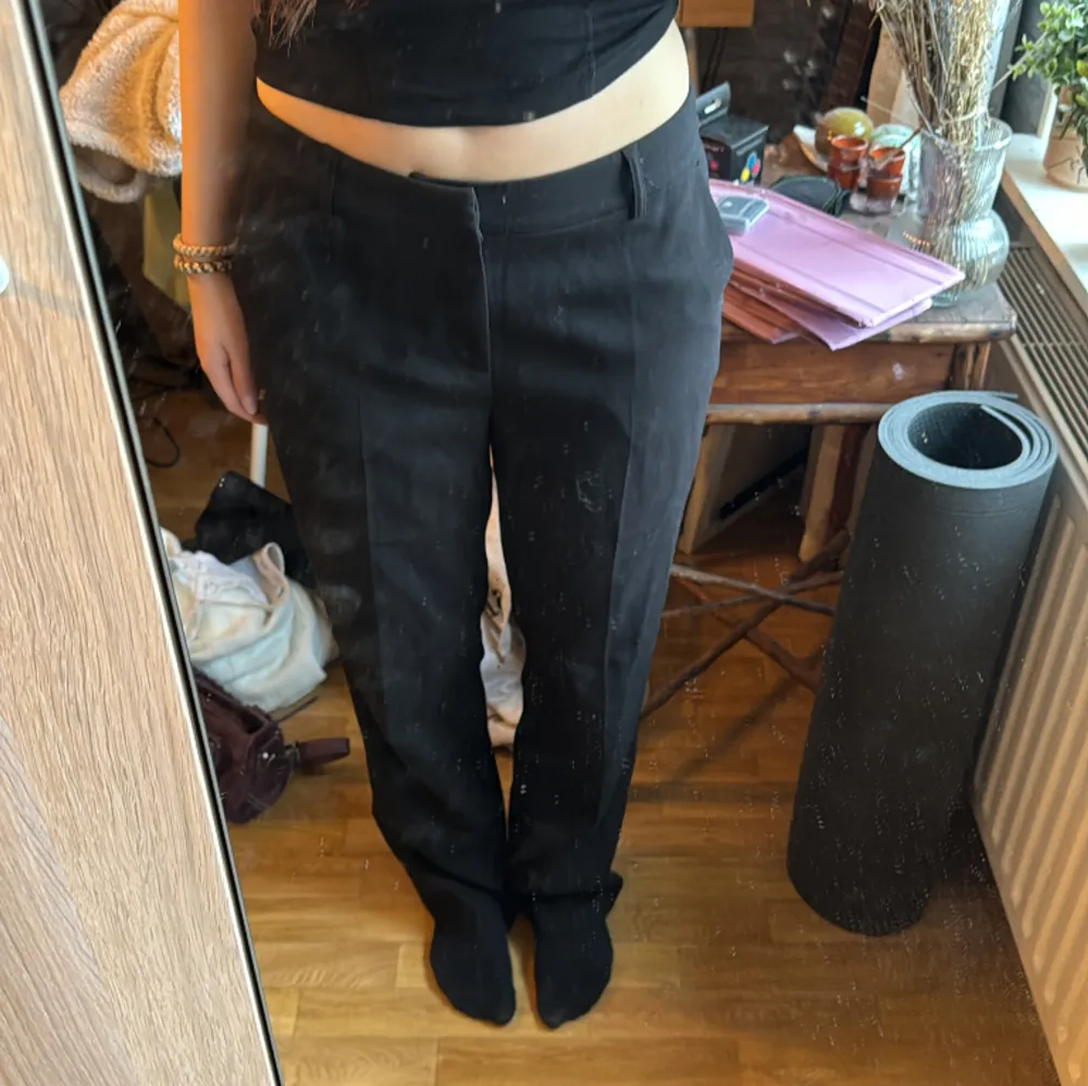 Kostymbyxor från Gina tricot som har blivit för stora. ANVÄND GÄRNA KÖP NU!🩷. Jeans & Byxor.