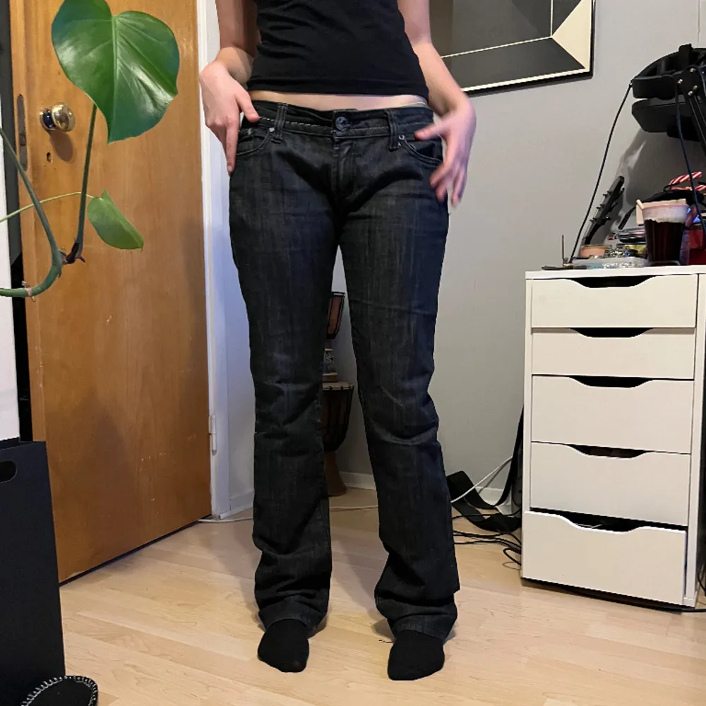 Mörka raka jeans med broderade vingar på baksidan av byxorna! ⭐️ Byxorna är helt oanvända & är precis som nya!  -Midjemått rakt över = 44cm -innerbenslängd= 84cm -längd på hela= 106cm . Jeans & Byxor.