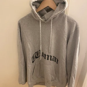 Hoodie - Grå hoodie från boohoo som det står woman på. Använd någon gång och är tvättad. Helt ok skick då den är från boohoo. 