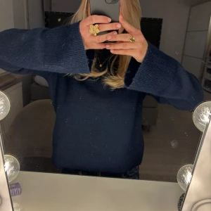  stickad tröja  - Marin blå stickad tröja, väl använd!! 💙SLUTSÅLD
