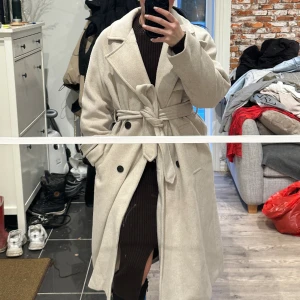 Kappa - Beige kappa från Bershka, använd ett fåtal ggr. (Nyskick)