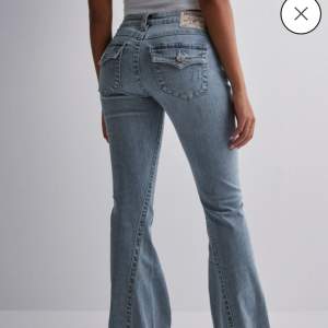 Superfina jeans ifrån True Religion k modellen Joey low Rise flare storlek W28. Kollar intresset på dem! Fint skick 🫶💕 (nypris 1199kr)
