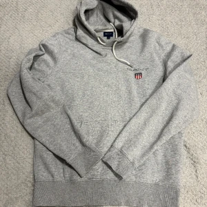 Gant hoodie - Säljer min gant hoodie i large som knappt är använd, nyskick. 