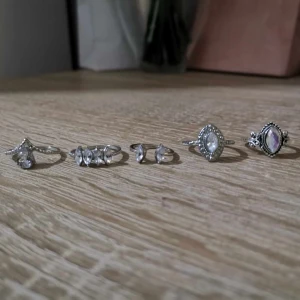 Ringar - Silver ringar, gjort av silver & koppar. Kontakta mig vid frågor angående storleken. 20kr/st, vid köp av fler 15kr/st. Köparen står för frakten.