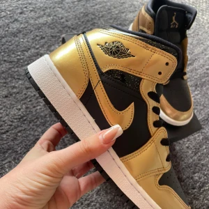 JORDAN 1 MID SE (GS) METALLIC GOLD BLACK - Helt nya Jordan 1 till salu med kartong och kvitto. Fler bilder finns. Storlek 37.5 (US 5). Ta denna unika chans att förärva dessa fantastiska skor. 