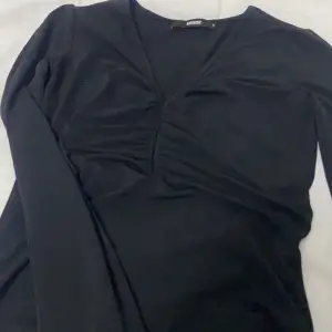 En svart tröja från bikbok i skönt material. Den är ihop sydd som ni ser i bild 2. Helt ny och oanvänd. I storlek S. Vid bilder eller frågor hör av dig💕