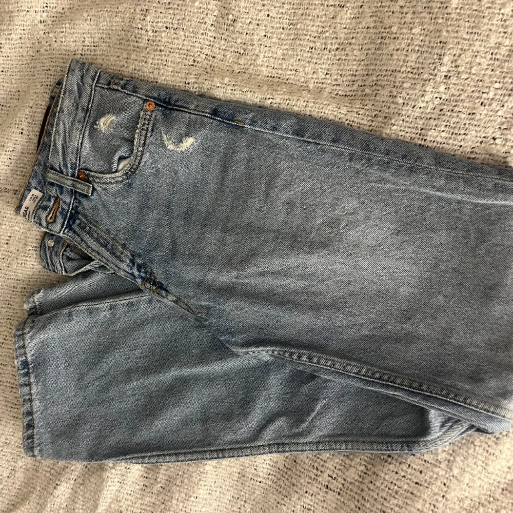 Ett par blå jeans i straight modell. Säljer för att jag ej passar i dem längre. Använda ett få par gånger så de är i bra skick!. Jeans & Byxor.