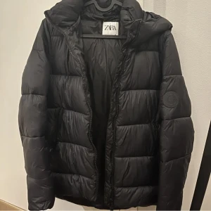 Svart dunjacka Zara - Svart dunjacka från zara, köpt på Plick säljer pga använder aldrig Storlek XS men passar S också Bara att skriva om du har några frågor (Lånade bilder från tidigare säljare) Pris kan diskuteras 