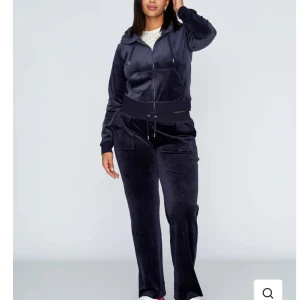 Juicy sett  - Säljer dessa två sätten från juicy Coutore, båda är i xs och båda byxorna är uppsydda (passar mig som 155cm).  Säljer båda tillsammans för 2000kr  annars ett för 1250kr. Ett nytt sätt kostar  ca 2500kr. Säljer då de inte längre används😊 